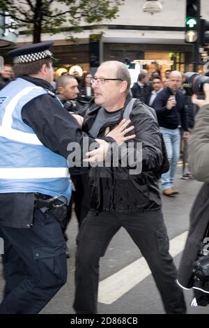 4. November 2017, London, Vereinigtes Königreich:-Unidentifizierter Protestler streift mit einem Polizisten bei einer pro-palästinensischen Kundgebung Stockfoto