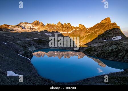 Alpensee Wildsee unter dem Pizolgipfel im Bergmassiv Glarner Alpen - Kanton St. Gallen, Schweiz Stockfoto