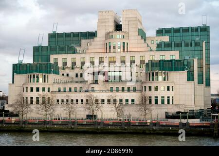 London, 18. Januar 2018:- das Hauptquartier des britischen Geheimdienstes (MI6), neben der Vauxhall Bridge. Stockfoto