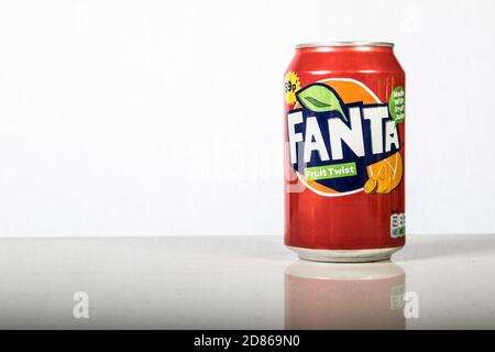 London, 24. Oktober 2017:- EINE Dose Fanta vor weißem Hintergrund Stockfoto