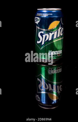 London, 24. Oktober 2017:- EINE Dose Sprite isoliert auf schwarzem Hintergrund Stockfoto