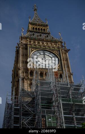 London, 28. September 2017:- der Palast von Westminster, Heimat des britischen Parlaments mit Gerüsten wegen Renovierungsarbeiten an der UNESCO-Welt her Stockfoto