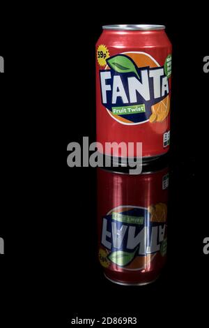 London, 24. Oktober 2017:- EINE Dose Fanta isoliert auf schwarzem Hintergrund Stockfoto