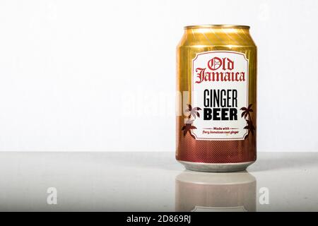 London, 24. Oktober 2017:- EINE Dose Old Jamaica Ginger Beer vor weißem Hintergrund Stockfoto