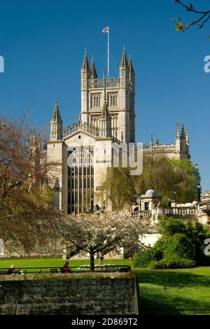 Bath Abbey und die Parade Gardens, Bath, Somerset, England, Vereinigtes Königreich. Stockfoto