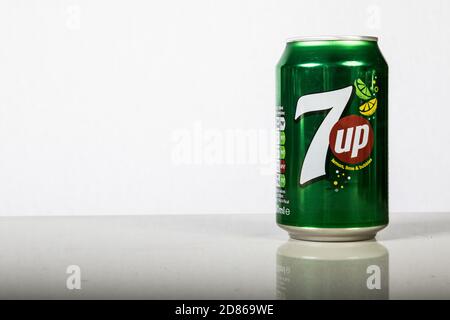 London, 24. Oktober 2017:- EINE Dose von 7up vor weißem Hintergrund Stockfoto