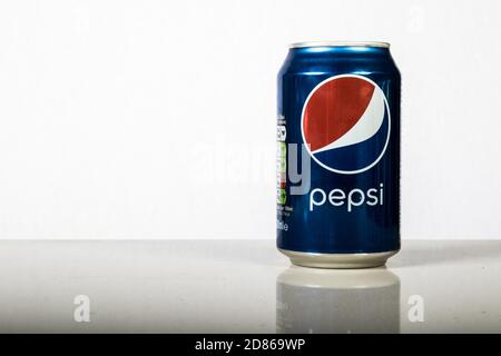 London, 24. Oktober 2017:- EINE Dose Pepsi vor weißem Hintergrund Stockfoto