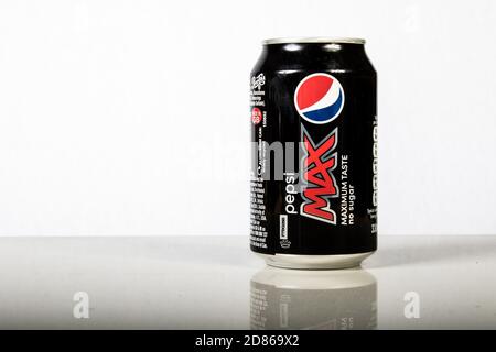 London, 24. Oktober 2017:- EINE Dose Pepsi Max vor weißem Hintergrund Stockfoto