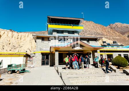 Jomsom, Nepal - 20. November 2017: Passagiere warten auf das Flugzeug am Jomsom Flughafen im Himalaya Berg Stockfoto