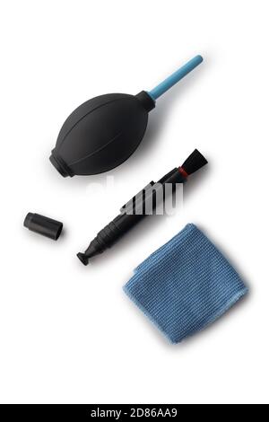 Objektiv-Reinigungsset isoliert auf weißem Hintergrund. Stockfoto