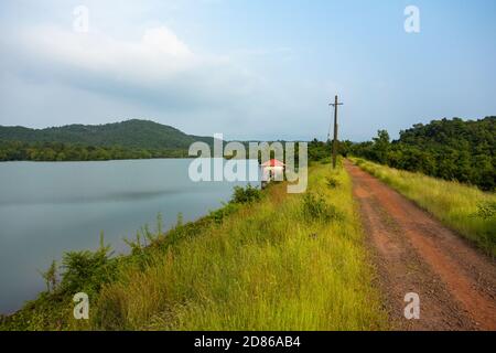 Landschaftlich schöner und abgeschiedener Moisal-Staudamm in Rumbrem, Sanguem, Goa, Indien Stockfoto