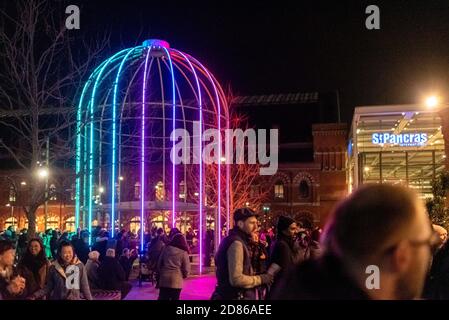 London, Großbritannien- JANUAR 19 2018: Kunstwerk namens IFO ( identifiziertes fliegendes Objekt) in King's Cross, Teil des Events 2018, The Lumiere Lond Stockfoto