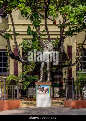 Bob Marley Statue vor dem Bob Marley Museum, 56 Hope Road, Kingston, Saint Andrew Parish, Jamaica Stockfoto