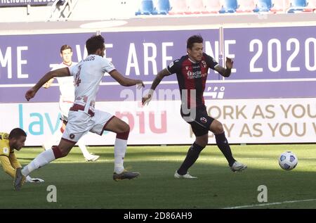 Bolognas Federico Santander (R) beim Fußballspiel Coppa Italia Bologna FC gegen Reggina im Renato Dall'Ara Stadion in Bologna, Italien, 27. Oktober 2020. Foto Michele Nucci Kredit: LM/Michele Nucci/Alamy Live Nachrichten Stockfoto