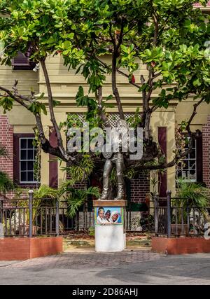 Bob Marley Statue vor dem Bob Marley Museum, 56 Hope Road, Kingston, Saint Andrew Parish, Jamaica Stockfoto