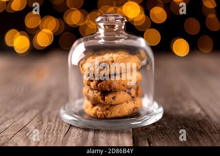 Plätzchen auf Holztisch mit Beleuchtung Stockfoto