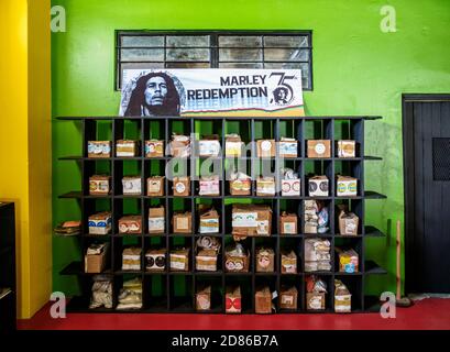 Vinyl Records Pressing Plant, Tuff Gong Recording Studios, Kingston, Saint Andrew Parish, Jamaika Stockfoto