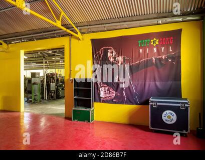 Vinyl Records Pressing Plant, Tuff Gong Recording Studios, Kingston, Saint Andrew Parish, Jamaika Stockfoto