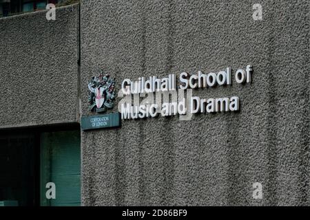 London, Großbritannien, 3. August 2019:- die Guildhall School of Music and Drama im Barbican Estate Stockfoto