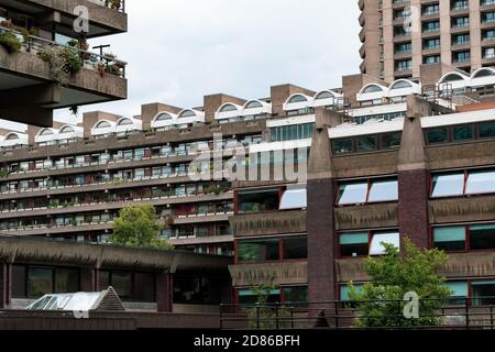 London, Großbritannien, 3. August 2019:- EIN Blick auf das Barbican Estate ein brutalistisches Wohngebiet in der City of London Stockfoto