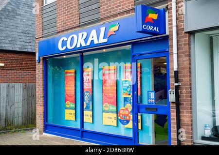 Sandhurst, Großbritannien, 28. Juli 2019:- EINE Filiale von Coral, einem High Street Buchmacher. Stockfoto