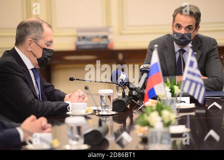 Der Außenminister der Russischen Föderation, Sergej Lawrow (links), mit dem griechischen Ministerpräsidenten Kyriakos Mitsotakis (rechts) am 26. Oktober 2020 in Athen, Griechenland. (Foto von Dimitrios Karvountzis/Pacific Press/Sipa USA) Stockfoto