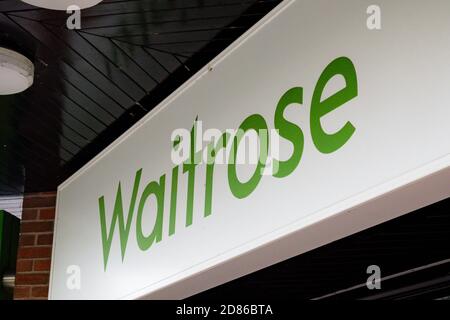 Sandhurst, Großbritannien, 28. Juli 2019:- EINE Filiale des Waitrose Supermarkts. Waitrose wird als ein Supermaket der höheren Endausbaugruppe angesehen Stockfoto