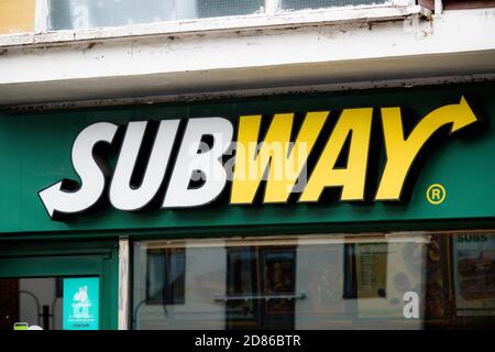 Sandhurst, Großbritannien, 28. Juli 2019:- EINE Zweigstelle der fastt Food Sandwich-Kette Subway Stockfoto