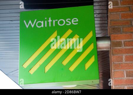 Sandhurst, Großbritannien, 28. Juli 2019:- EINE Filiale des Waitrose Supermarkts. Waitrose wird als ein Supermaket der höheren Endausbaugruppe angesehen Stockfoto