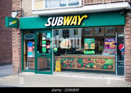 Sandhurst, Großbritannien, 28. Juli 2019:- EINE Zweigstelle der fastt Food Sandwich-Kette Subway Stockfoto