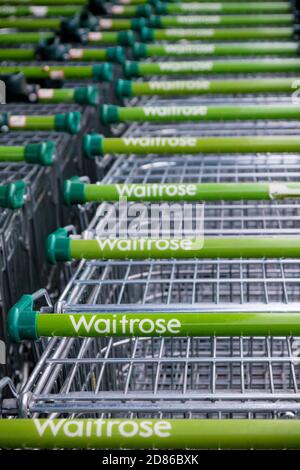 Sandhurst, Großbritannien, 28. Juli 2019:- Trolleys vor einer Filiale des Waitrose Supermarkts. Waitrose wird als ein Supermaket der höheren Endausbaugruppe angesehen Stockfoto