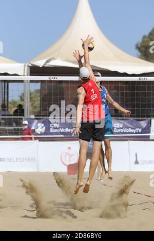 IZMIR, TÜRKEI - 27. SEPTEMBER 2020: Undefinierte Athleten deutscher und russischer Mannschaften im Halbfinale der U22 Beach Volleyball Europameisterschaft Stockfoto