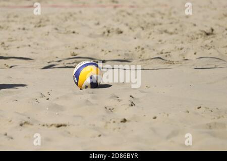 IZMIR, TÜRKEI - 27. SEPTEMBER 2020: Mikasa VLS300 ist offizieller Ball der U22 Beach Volleyball Europameisterschaft in Selcuk Pamucak Beach. Stockfoto