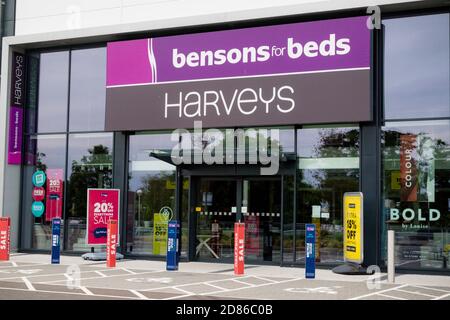 Farnborough, Großbritannien, 28. Juli 2019:- EINE Filiale von Bensons für Betten und Harveys, ein Bett- und Möbelgeschäft Stockfoto