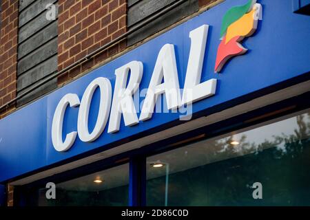 Sandhurst, Großbritannien, 28. Juli 2019:- EINE Filiale von Coral, einem High Street Buchmacher. Stockfoto