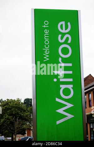 Sandhurst, Großbritannien, 28. Juli 2019:- EINE Filiale des Waitrose Supermarkts. Waitrose wird als ein Supermaket der höheren Endausbaugruppe angesehen Stockfoto