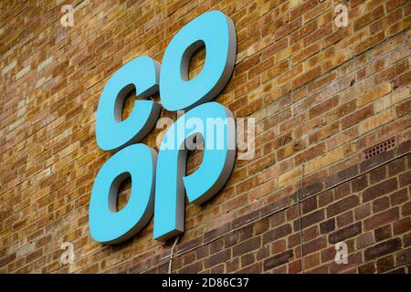 Sandhurst, Großbritannien, 28. Juli 2019:- das Co-Op-Logo, das Co-Op-Essen ist ein Lebensmittelmarkt im Besitz der Mitglieder Stockfoto