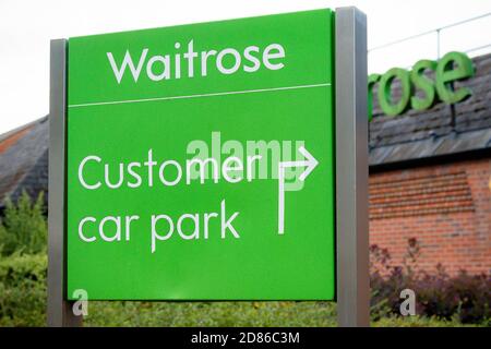 Sandhurst, Großbritannien, 28. Juli 2019:- EINE Filiale des Waitrose Supermarkts. Waitrose wird als ein Supermaket der höheren Endausbaugruppe angesehen Stockfoto