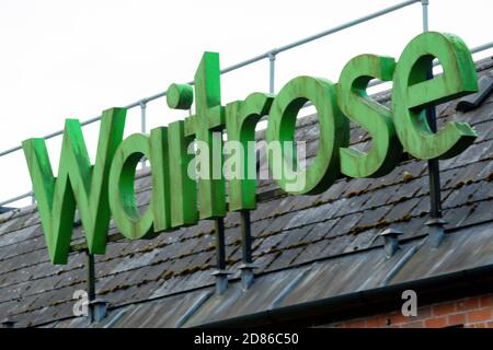 Sandhurst, Großbritannien, 28. Juli 2019:- EINE Filiale des Waitrose Supermarkts. Waitrose wird als ein Supermaket der höheren Endausbaugruppe angesehen Stockfoto