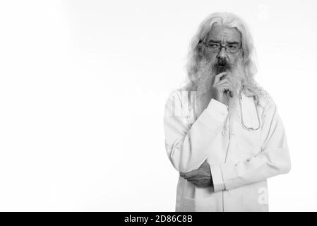 Studio shot der älteren bärtigen Mann Arzt tragen Brillen beim Denken Stockfoto