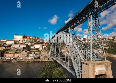 Blick auf die gewölbte Luis-I-Brücke, die die Low Level Road führt Und eine U-Bahn-Linie auf hoher Ebene zwischen Porto und Vila Nova de Gaia Städte in Portugal Stockfoto