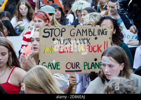 London, Großbritannien, 20. September 2019:- die Demonstranten des Klimawandels sitzen in Westminster, im Zentrum von London, außerhalb der Downing Street Stockfoto