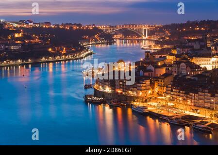 Nachtansicht des Douro Flusses zwischen Porto und Vila Nova De Gaia Städte in Portugal Stockfoto