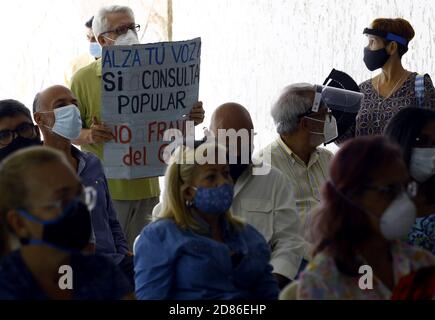 Valencia, Carabobo, Venezuela. Oktober 2020. Bildunterschrift: 27. Oktober 2020. Politische Parteien und Zivilgesellschaft arbeiten zusammen, um eine Volkskonsultation gegen Maduro durchzuführen, die Juan Guaido einberufen hat. Die Arbeit und Verteidigung der Wahlausschüsse wurden in mehreren Gemeinden vereidigt. Das Plakat sagt auf Spanisch: Alza tu voz, si a consulta popular, No al fraude 6D. In Valencia, Carabobo, Venezuela - Foto: Juan Carlos Hernandez Kredit: Juan Carlos Hernandez/ZUMA Wire/Alamy Live News Stockfoto