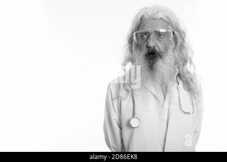 Studio shot der älteren bärtigen Mann Arzt denken beim tragen Schutzbrille Stockfoto