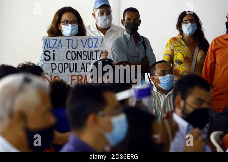 27. Oktober 2020, Valencia, Carabobo, Venezuela: Bildunterschrift: 27. Oktober 2020. Politische Parteien und Zivilgesellschaft arbeiten zusammen, um eine Volkskonsultation gegen Maduro durchzuführen, die Juan Guaido einberufen hat. Die Arbeit und Verteidigung der Wahlausschüsse wurden in mehreren Gemeinden vereidigt. Das Plakat sagt auf Spanisch: Alza tu voz, si a consulta popular, No al fraude 6D. In Valencia, Carabobo, Venezuela - Foto: Juan Carlos Hernandez (Bild: © Juan Carlos Hernandez/ZUMA Wire) Stockfoto