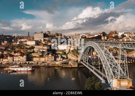 Blick auf die gewölbte Luis-I-Brücke, die die Low Level Road führt Und eine U-Bahn-Linie auf hoher Ebene zwischen Porto und Vila Nova de Gaia Städte in Portugal Stockfoto