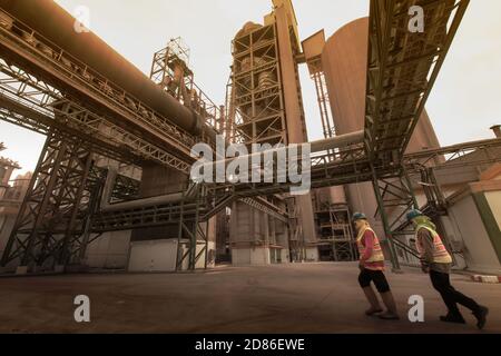 Weibliche Arbeiter arbeitet Überstunden in einem Kohlebergbau. Bewegungsunschärfe. Konzentrieren Sie sich auf den Turm. Stockfoto