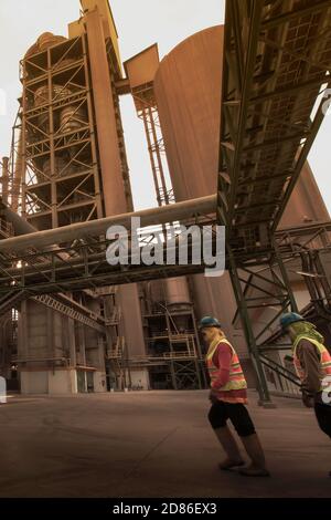 Weibliche Arbeiter arbeitet Überstunden in einem Kohlebergbau. Bewegungsunschärfe. Konzentrieren Sie sich auf den Turm. Stockfoto