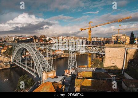 Blick auf die gewölbte Luis-I-Brücke, die die Low Level Road führt Und eine U-Bahn-Linie auf hoher Ebene zwischen Porto und Vila Nova de Gaia Städte in Portugal Stockfoto